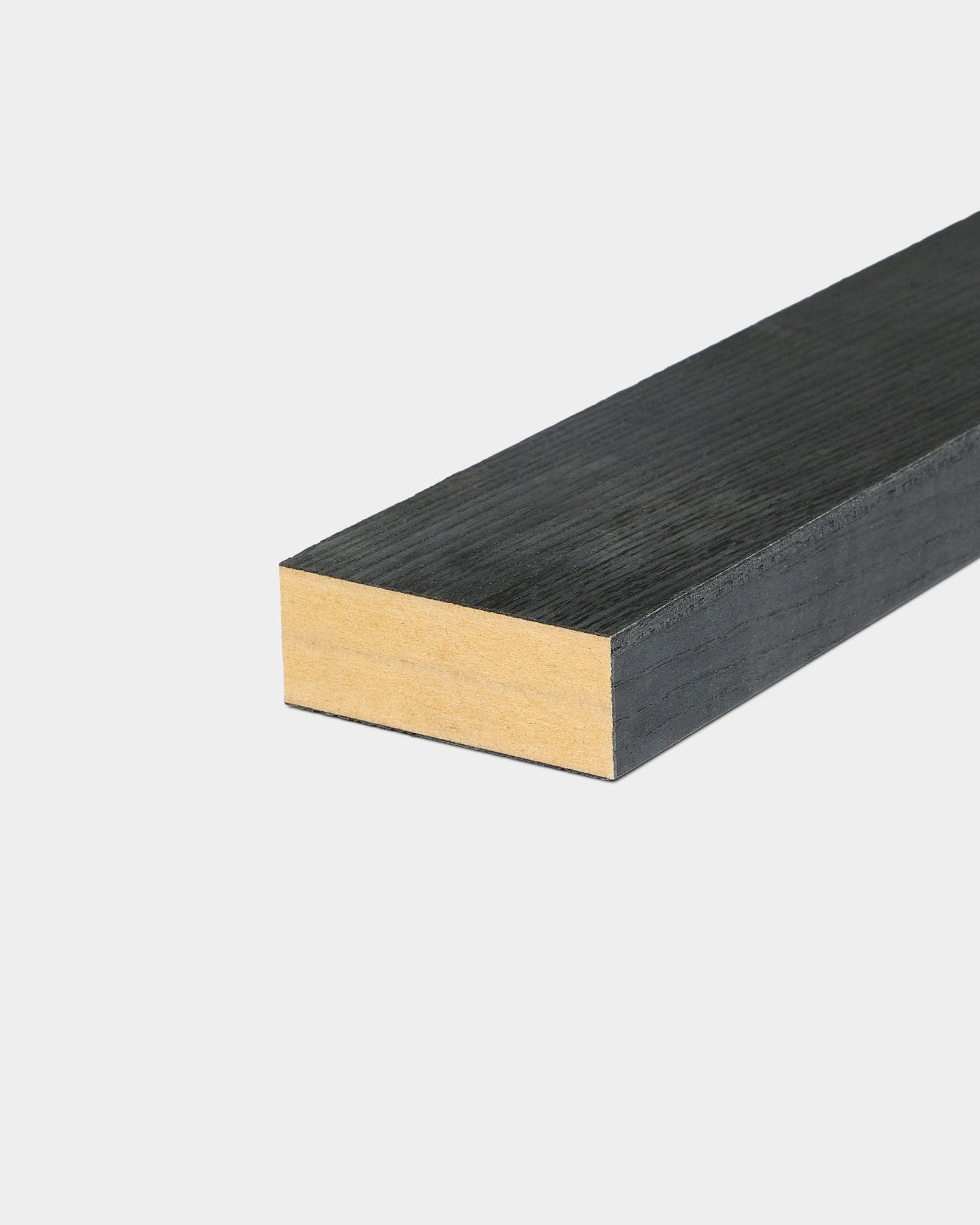 Lamelle d’extrémité en frêne Black (6,7 cm), avec une surface peinte en black et un chant natural wood, conçue pour être utilisée avec les panneaux acoustiques WoodUpp Akupanel.
